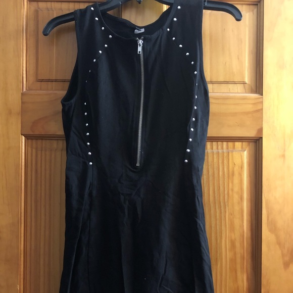 Dresses and shirts - Picture 1 of 8